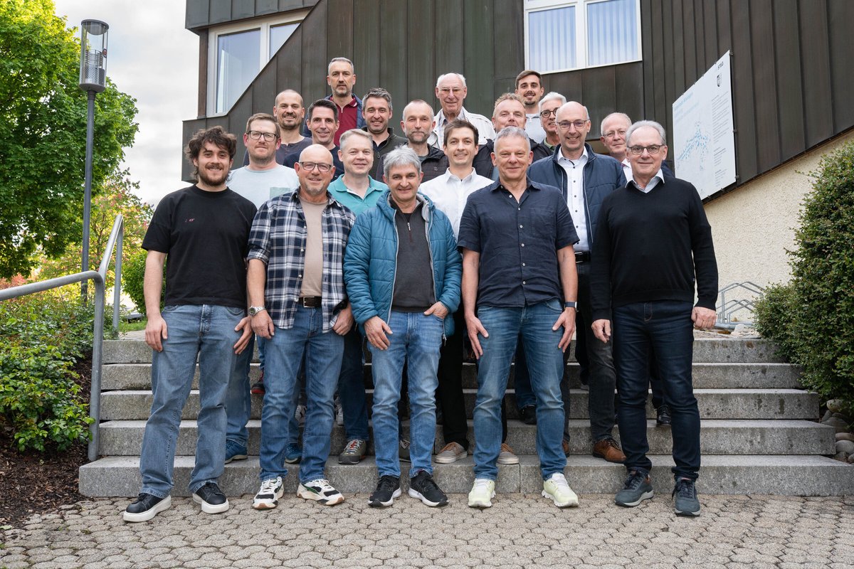 Das Gründungsteam mit Bürgermeister Peter Schuster vor dem Rathaus